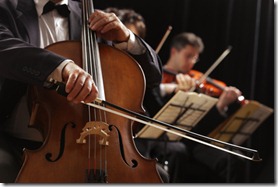 un homme joue du violoncelle