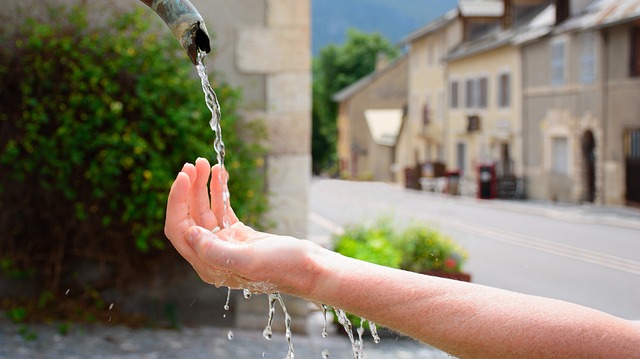 nettoyage des mains avec de l'eau purifiante