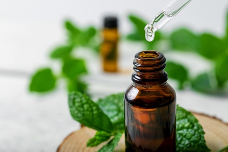 huile essentielle de menthe poivrée pour soulager le syndrome prémenstruel