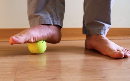 automassage des pieds avec une balle de tennis