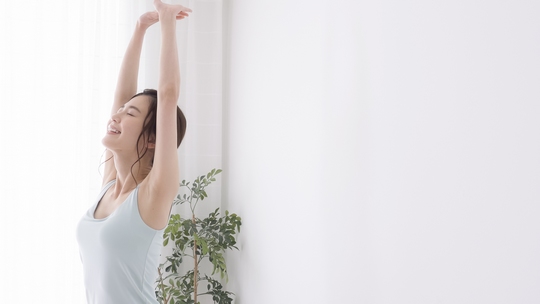 Une femme épanouie respire en faisant des étirements