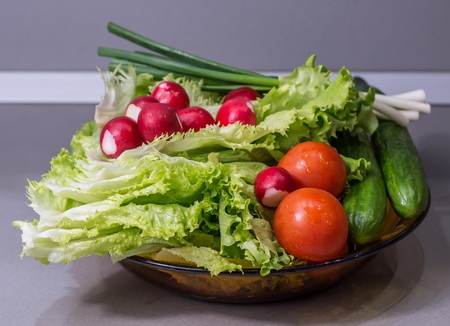 Une belle assiette de légumes et crudités