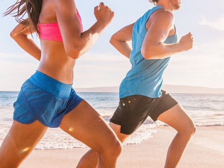 Un couple court au soleil pour recharger ses batteries