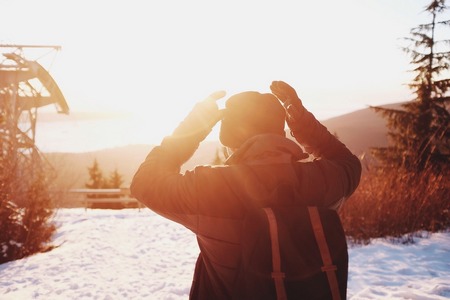 un homme profite du soleil en hiver